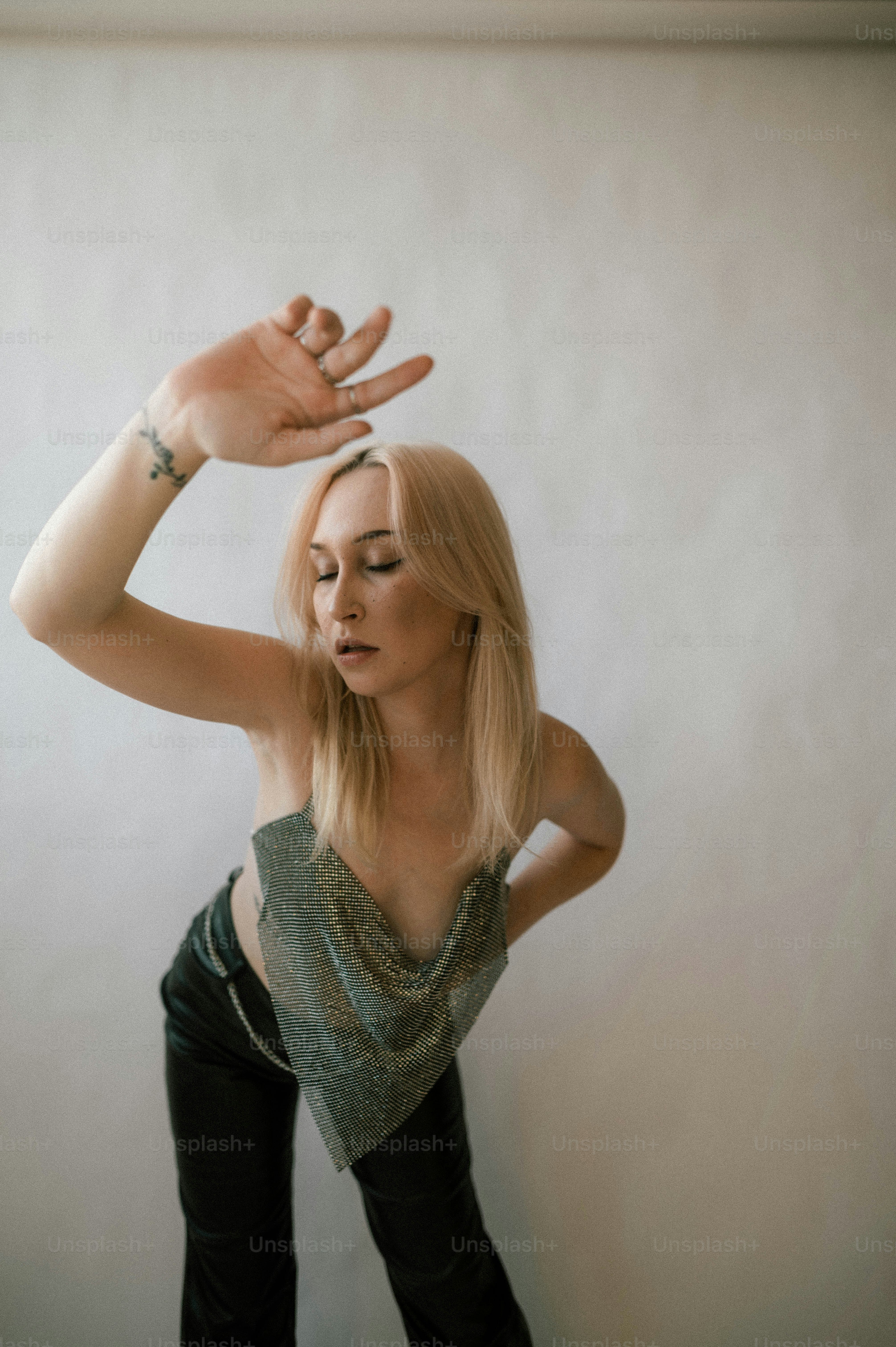 頭に手を当てた女性