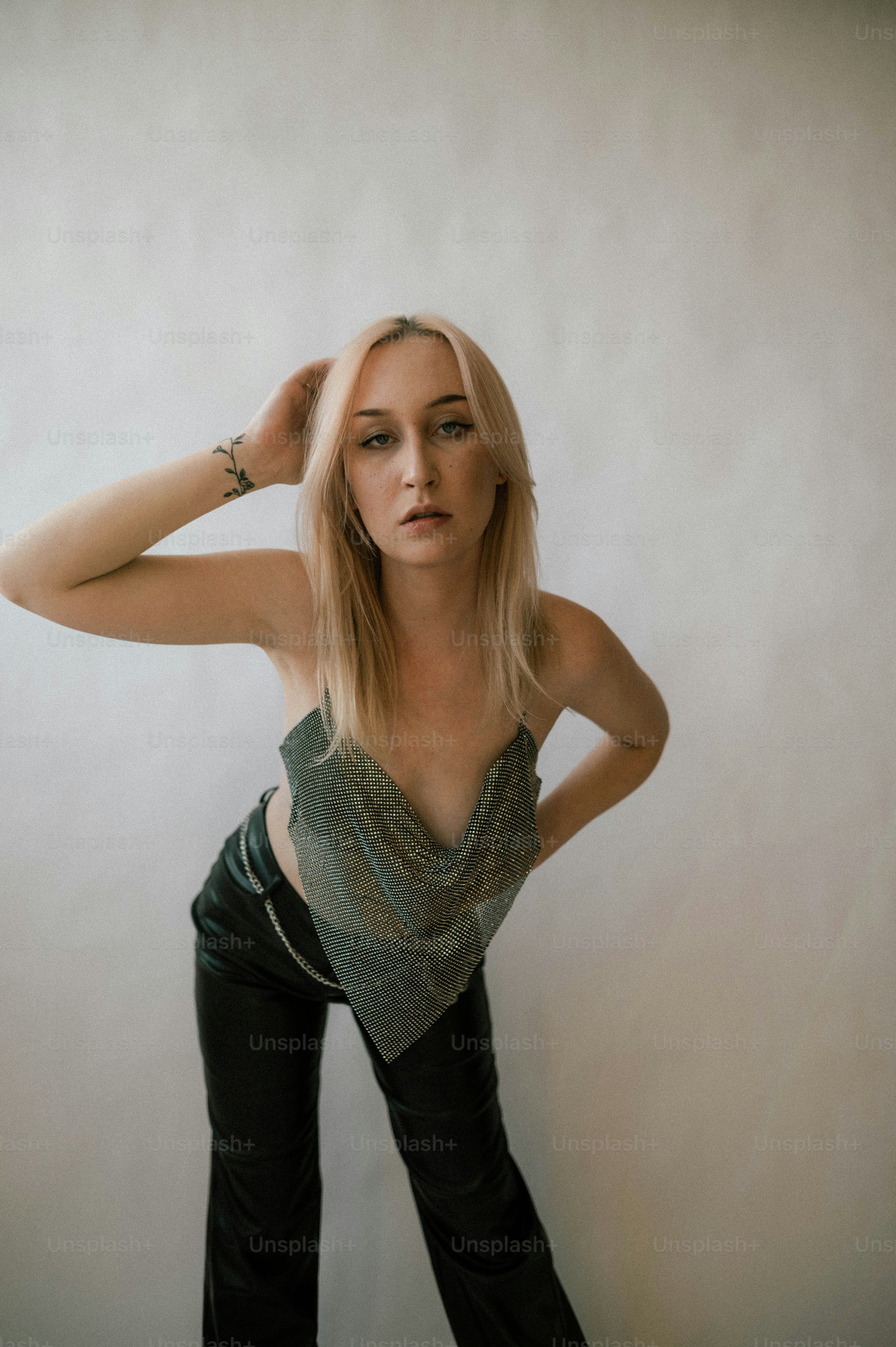 写真のポーズをとるブロンドの髪の女性