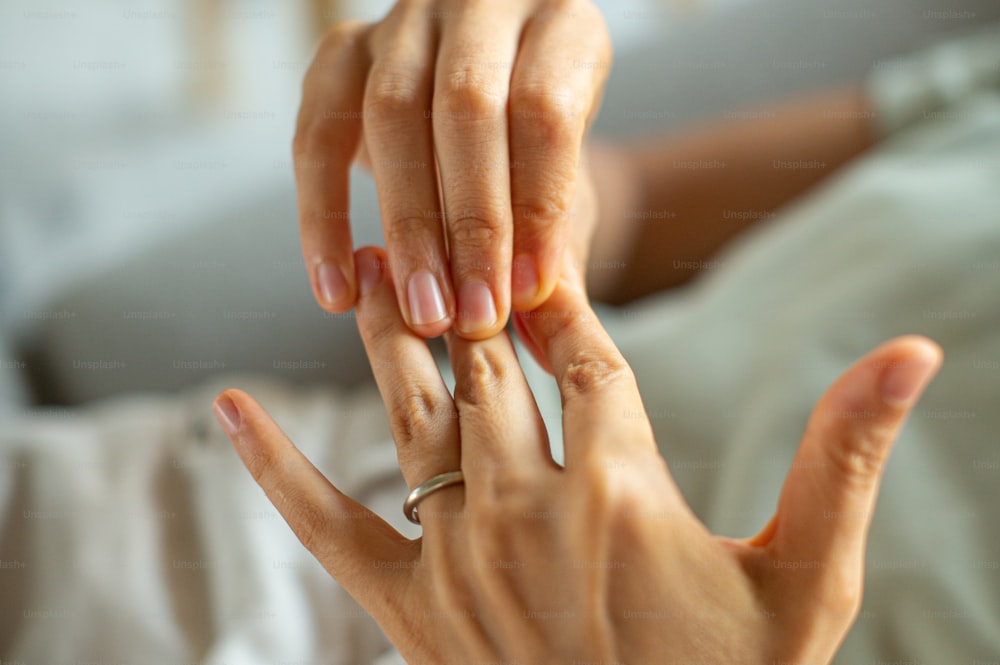 Una mujer sosteniendo un anillo en sus manos