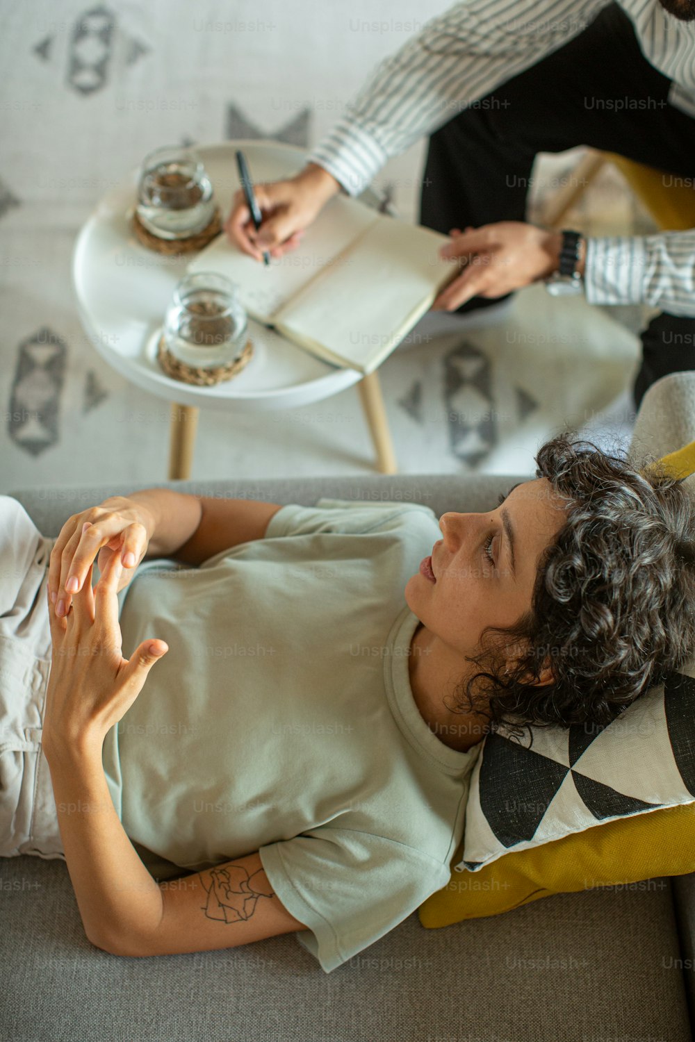 커피 한 잔과 함께 소파에 누워 있는 여자