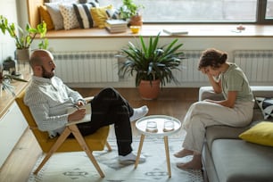 Un uomo e una donna seduti su un divano in un soggiorno