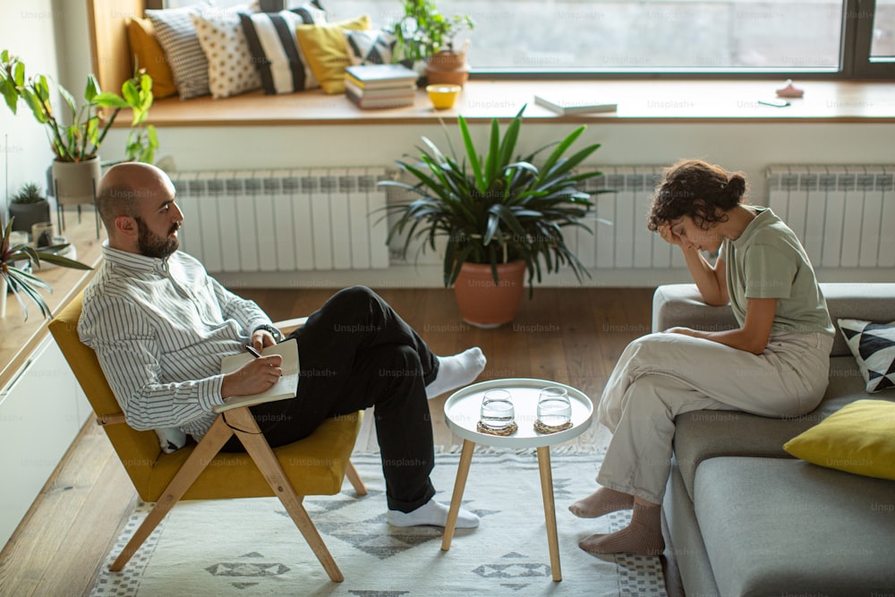 Un homme et une femme assis sur un canapé dans un salon