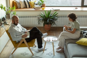 Un hombre y una mujer sentados en un sofá en una sala de estar