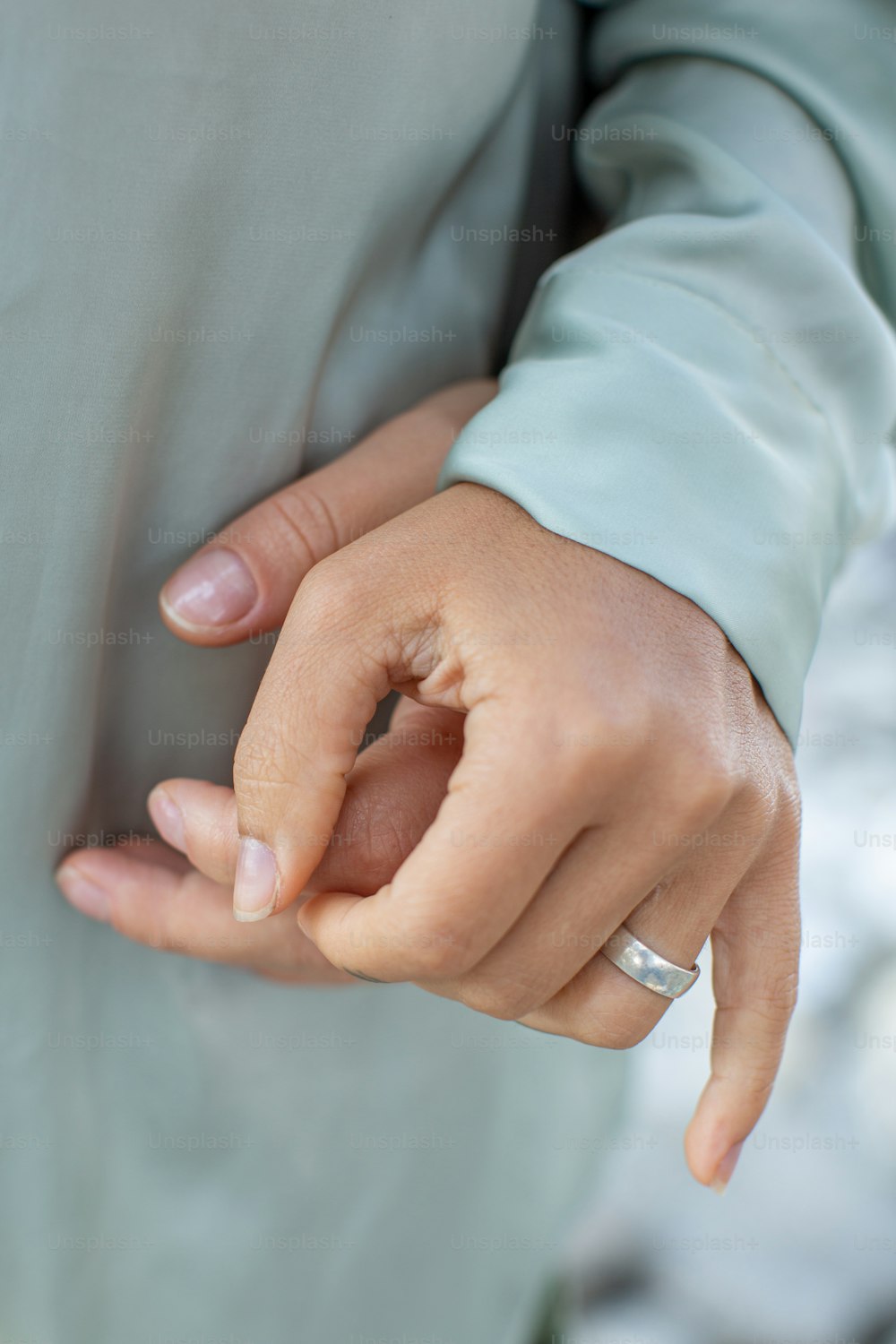 um close up de uma pessoa segurando a mão de outra pessoa