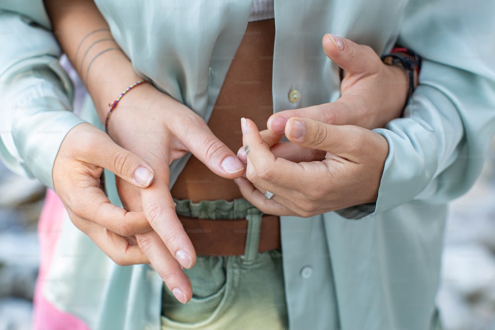 Dos personas juntando sus manos con los dedos