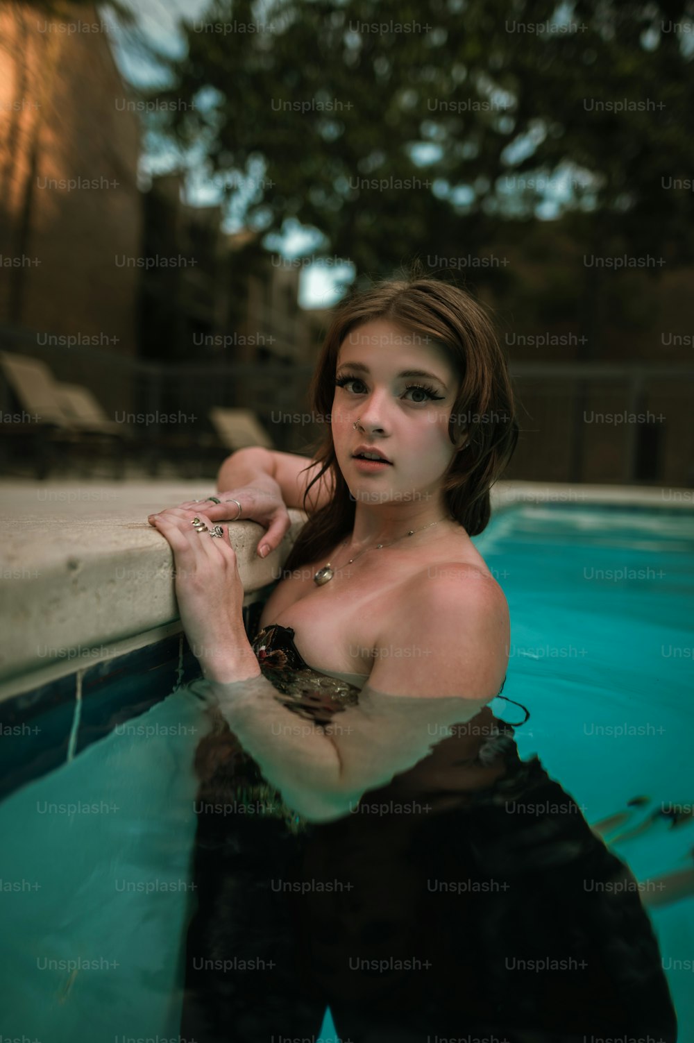 Una donna in una piscina in posa per una foto