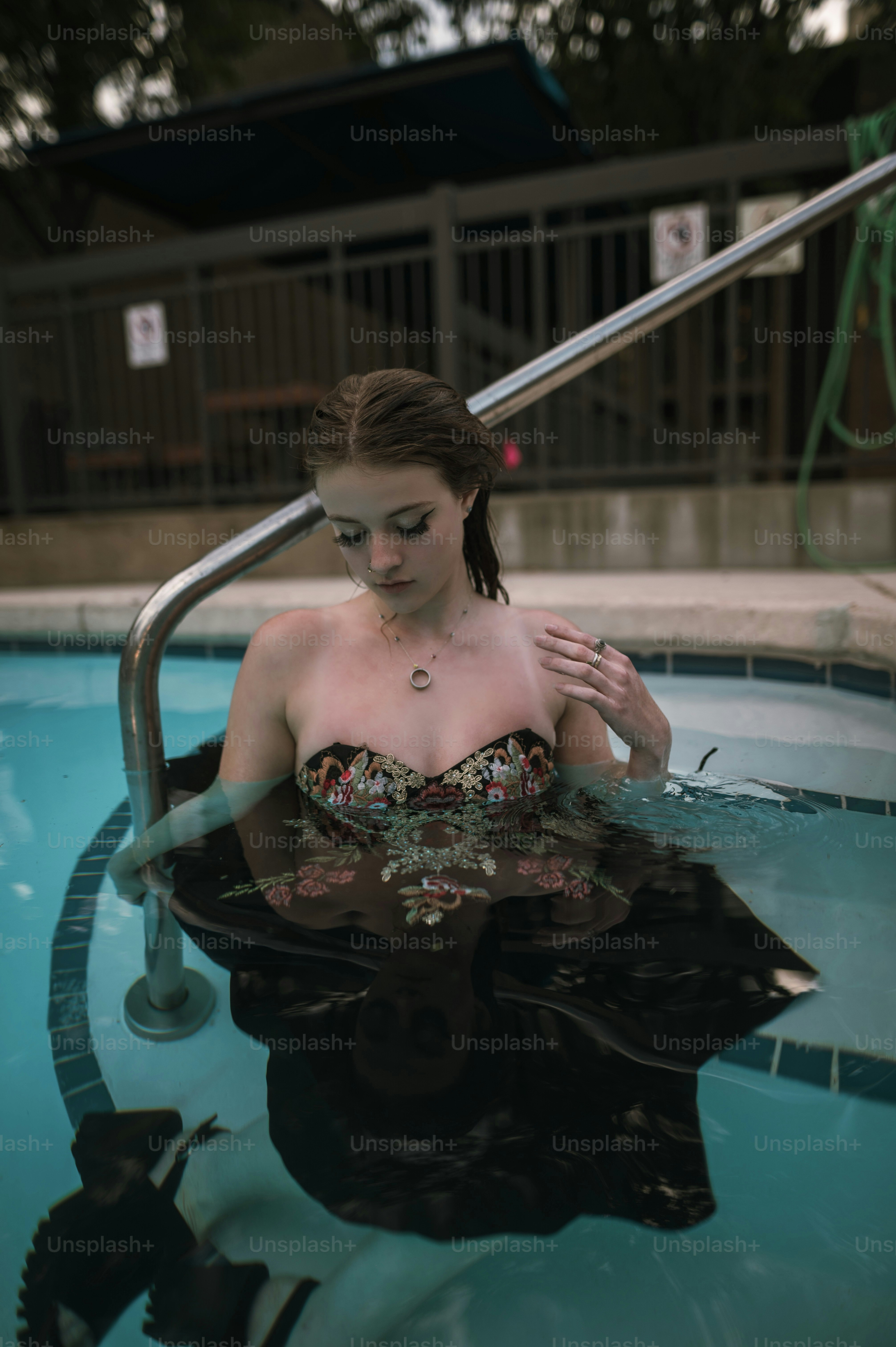 Eine Frau, die in einem Wasserbecken sitzt