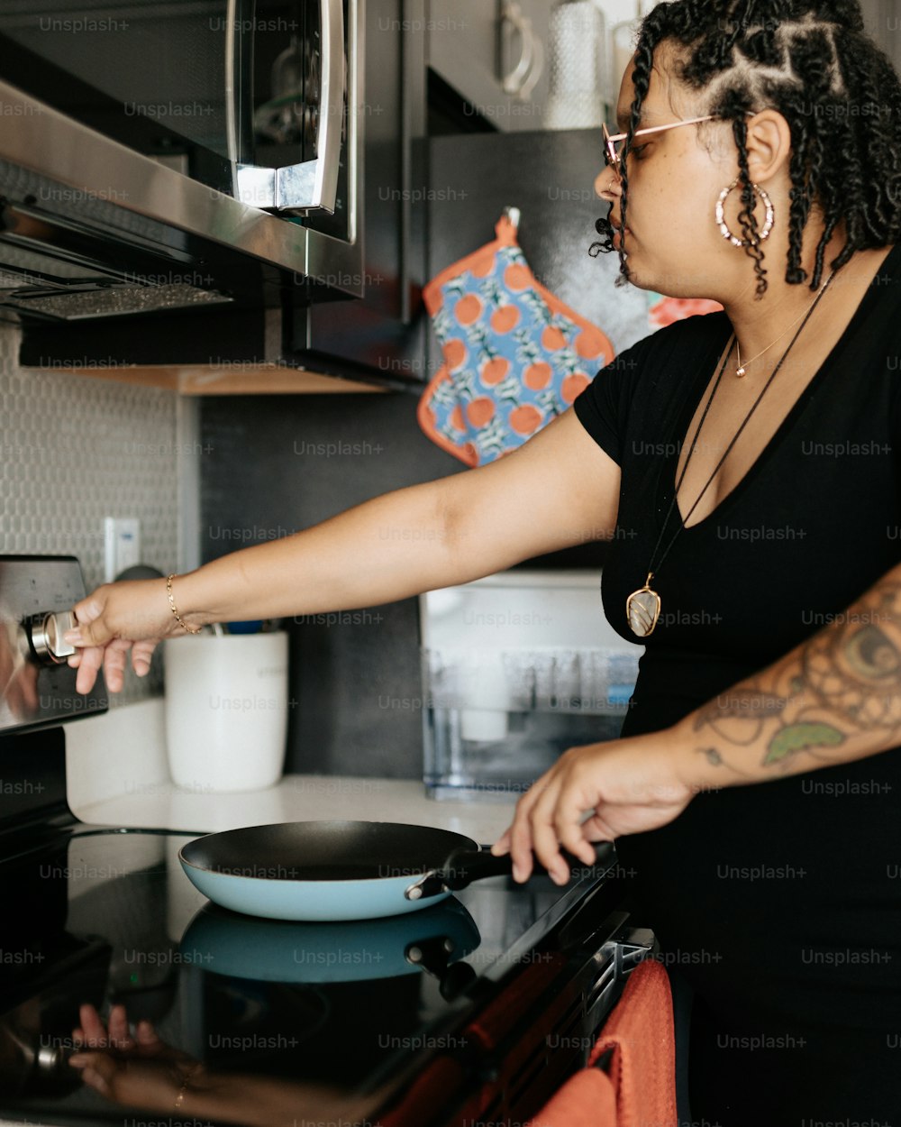 La Mujer Joven En Delantal Verde Va Para Cocinar En Una Cocina Foto de  archivo - Imagen de alegre, trenza: 101944536