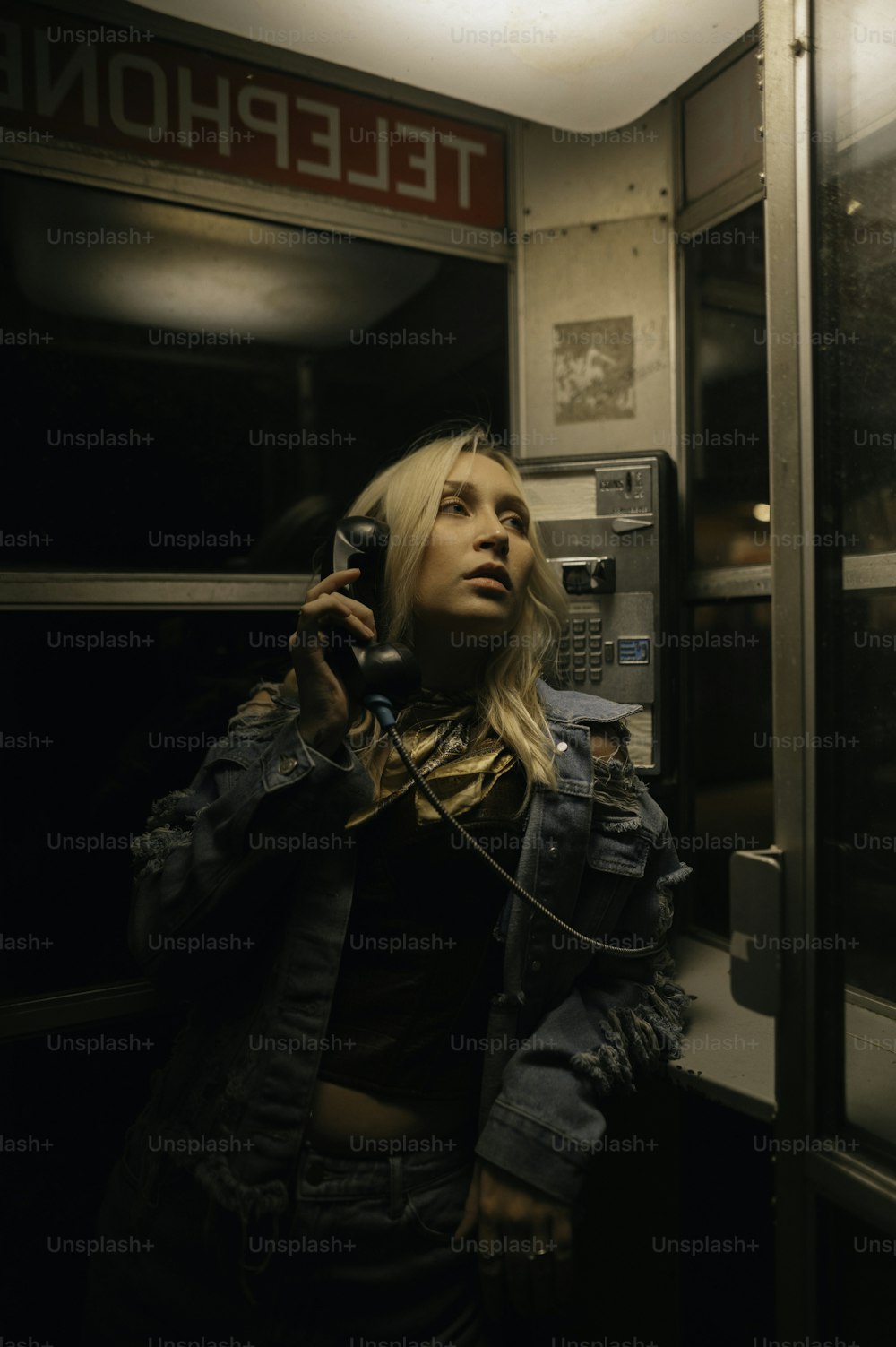 uma mulher está falando ao telefone em um trem