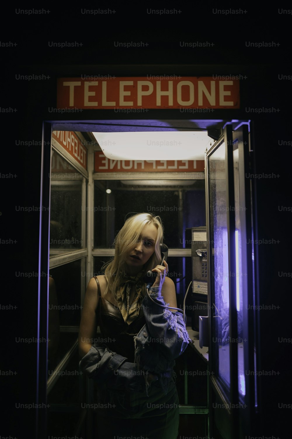 출입구에 서서 휴대전화로 통화하는 여성