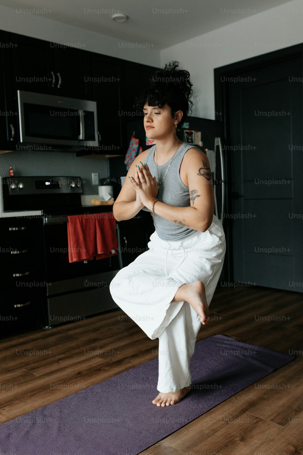 Ein Mann macht Yoga in einer Küche