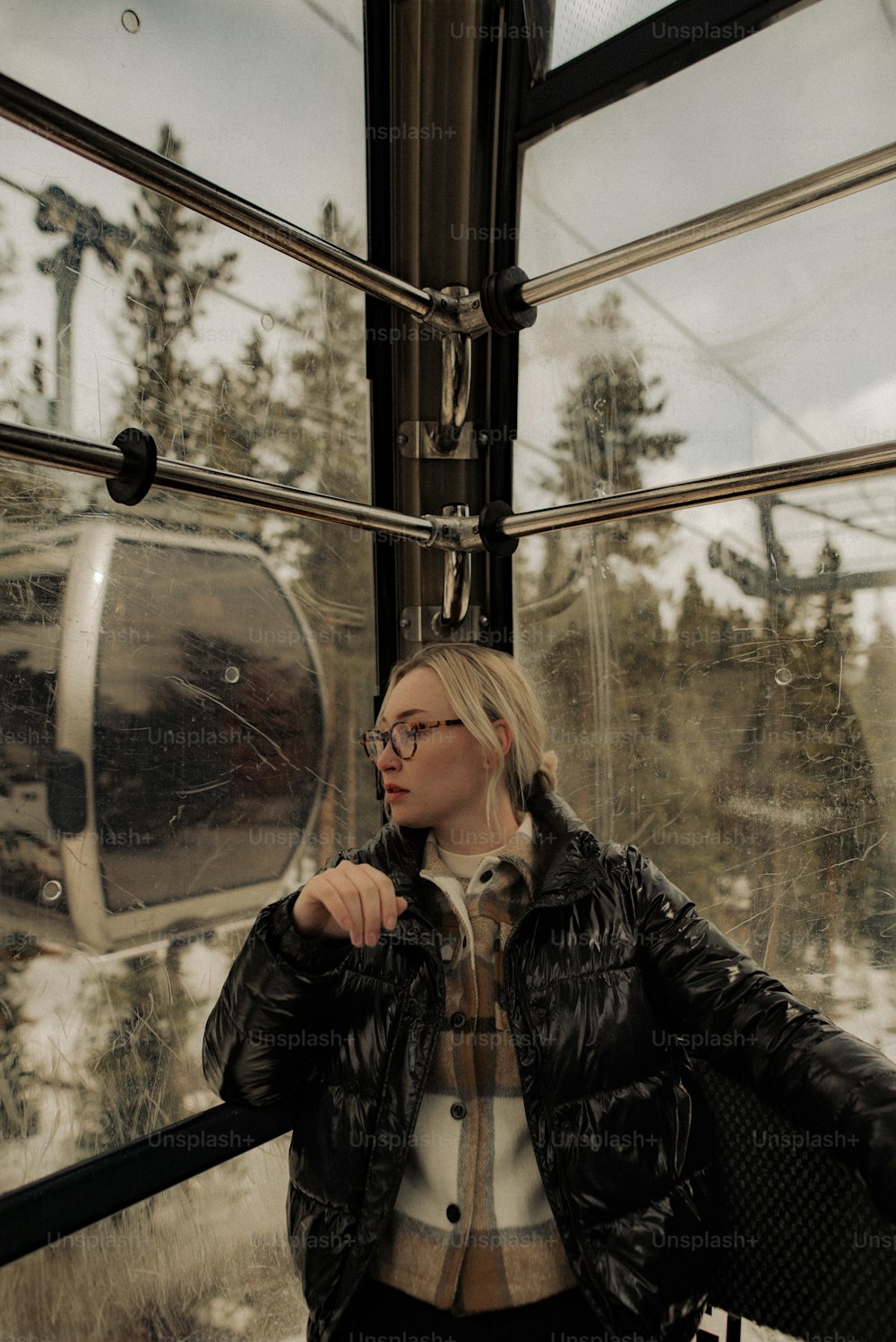 uma mulher em pé em frente a uma janela de vidro