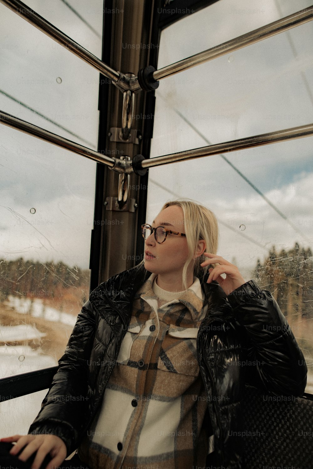 Eine Frau in einem Zug, die mit einem Handy spricht
