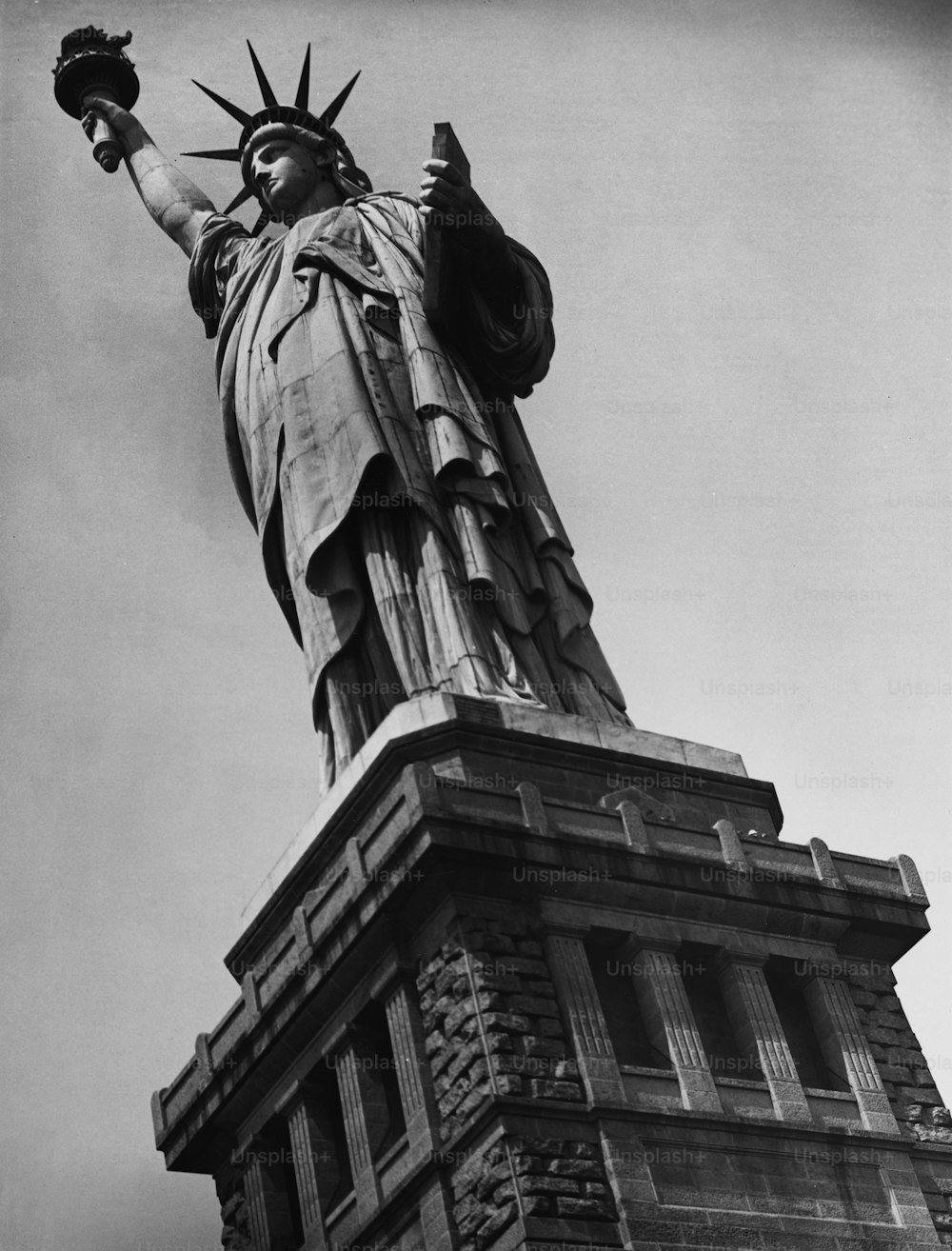 La Estatua de la Libertad en la Isla de la Libertad en la ciudad de Nueva York, Estados Unidos, alrededor de 1950.  (Foto de George Marks/Retrofile/Getty Images)
