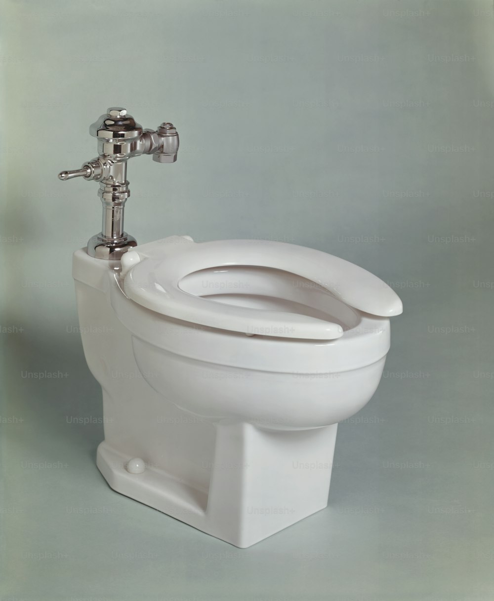 un gros plan d’une toilette avec un robinet