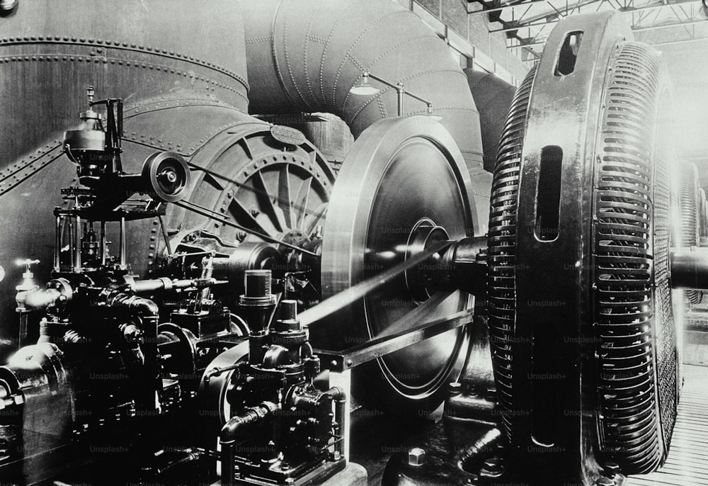Ein Schwarz-Weiß-Foto einer Maschine
