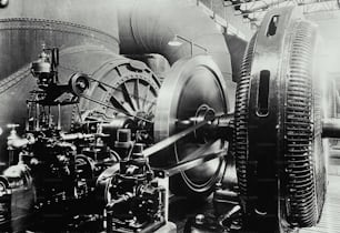 Ein Schwarz-Weiß-Foto einer Maschine