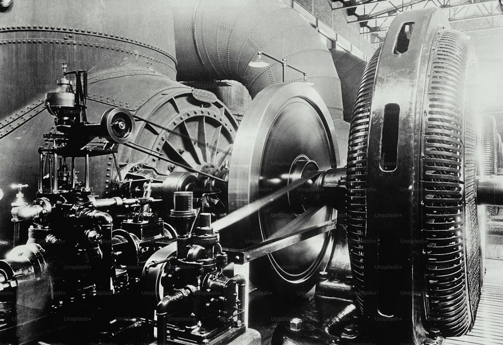 a black and white photo of a machine