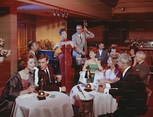 un gruppo di persone sedute attorno a un tavolo