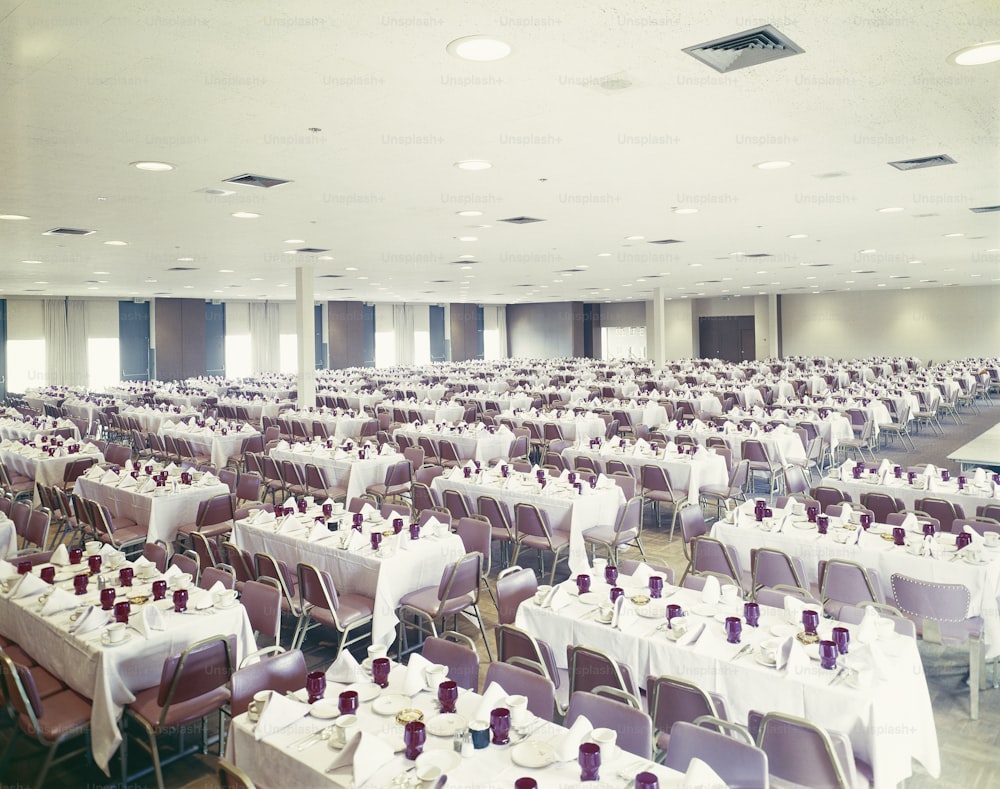 un gran salón de banquetes con mesas y sillas