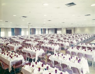 un gran salón de banquetes con mesas y sillas