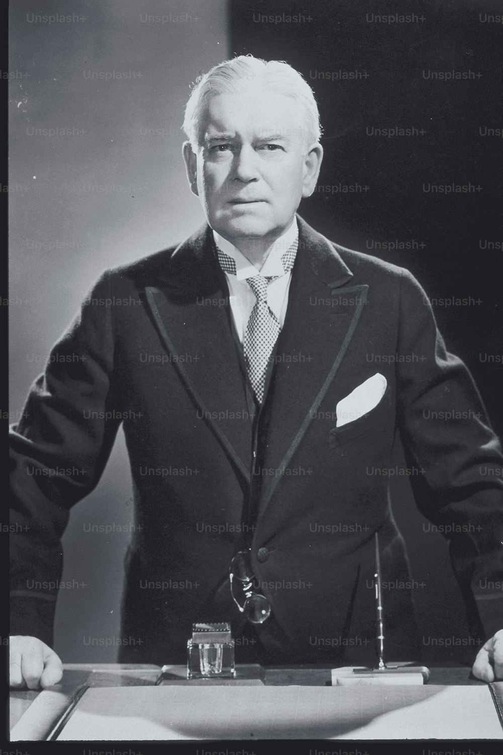 Ein Schwarz-Weiß-Foto eines Mannes im Anzug