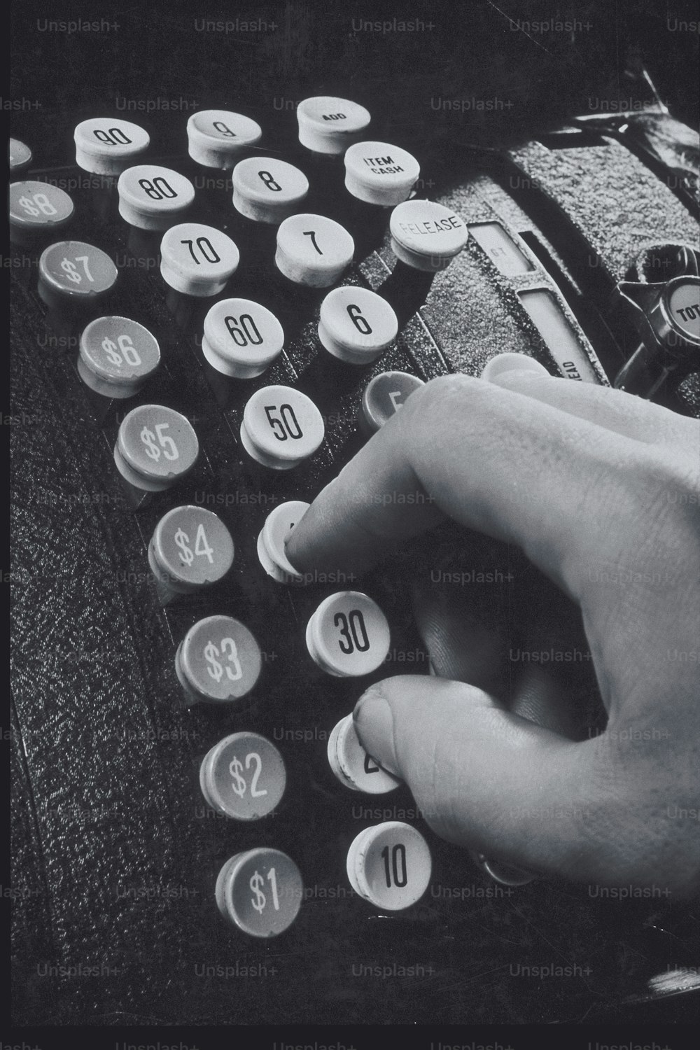 eine Person, die auf einer altmodischen Schreibmaschine tippt