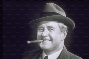 Un homme en costume et cravate avec un cigare à la bouche