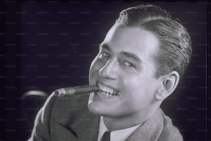 une photo en noir et blanc d’un homme fumant une cigarette