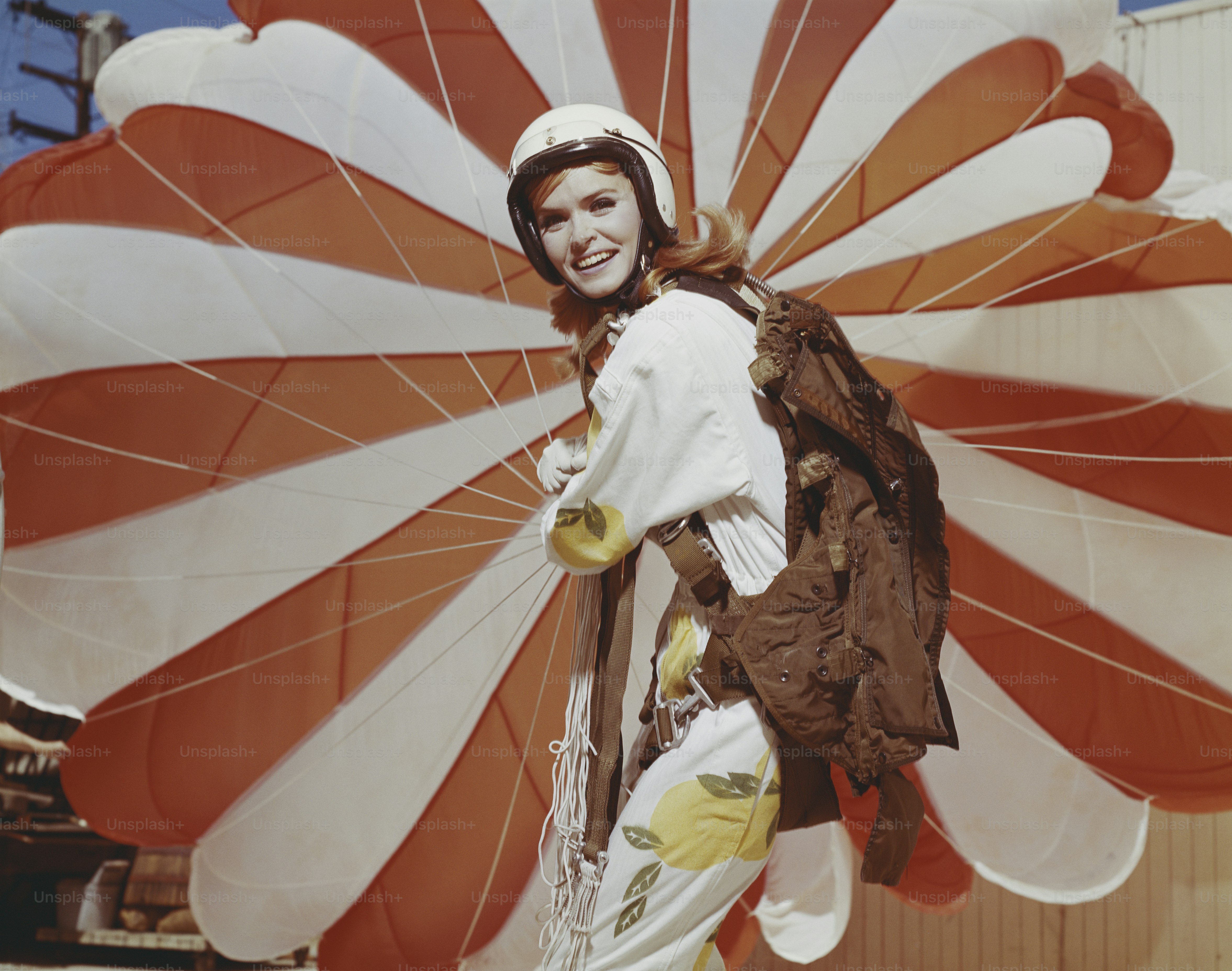 Eine Frau in einem Kostüm, die einen großen Regenschirm hält