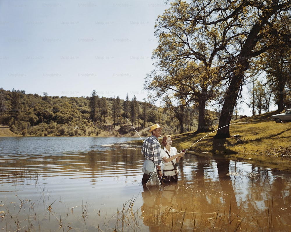 um homem e uma mulher pescando em um lago