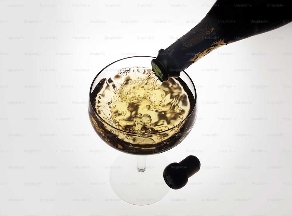 Primo piano di una bottiglia di spumante Almaden mentre viene versata in un bicchiere, dalla metà alla fine del XX secolo. (Foto di Tom Kelley/Getty Images)