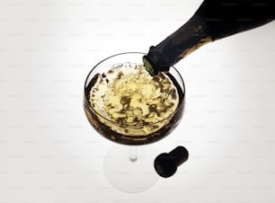 Gros plan d’une bouteille de vin mousseux d’Almaden versée dans un verre, du milieu à la fin du XXe siècle. (Photo de Tom Kelley/Getty Images)