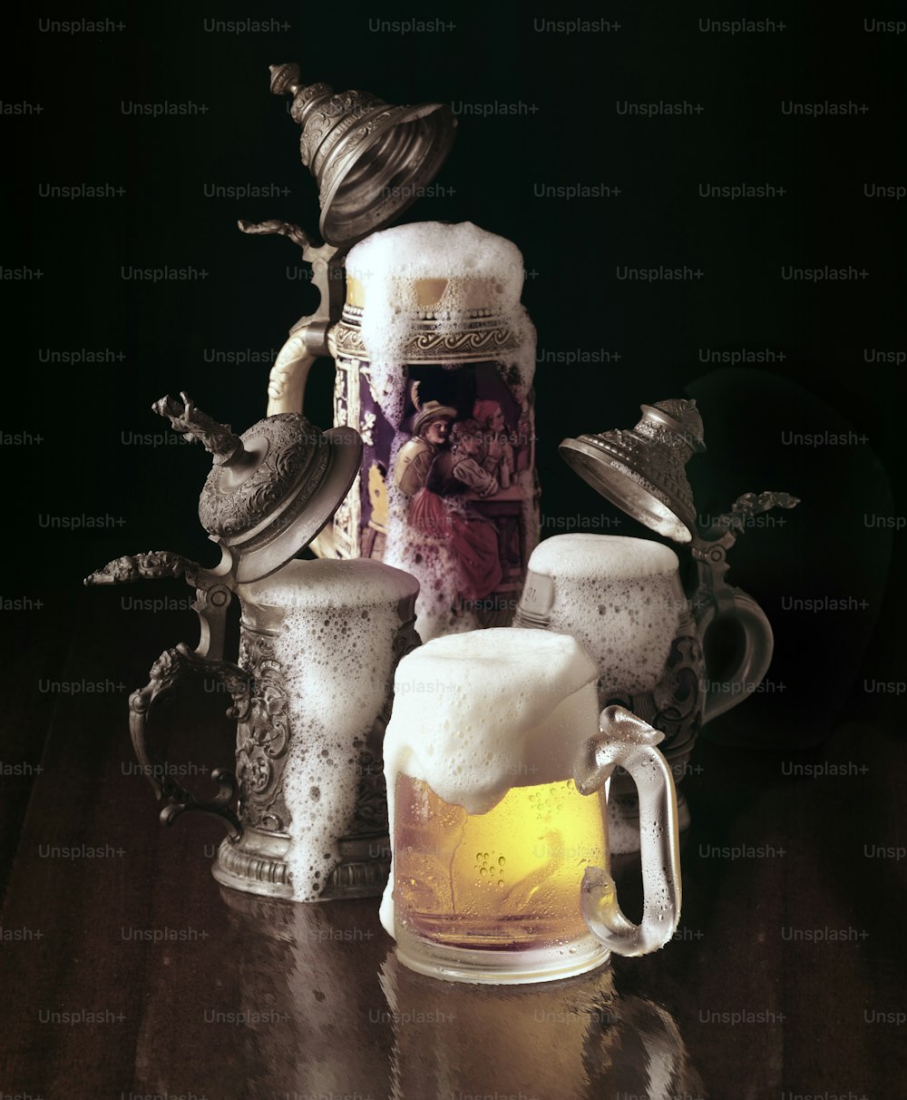 1980 : 4 chopes à bière fantaisie avec des têtes mousseuses en 1980. (Photo de Tom Kelley/Getty Images)
