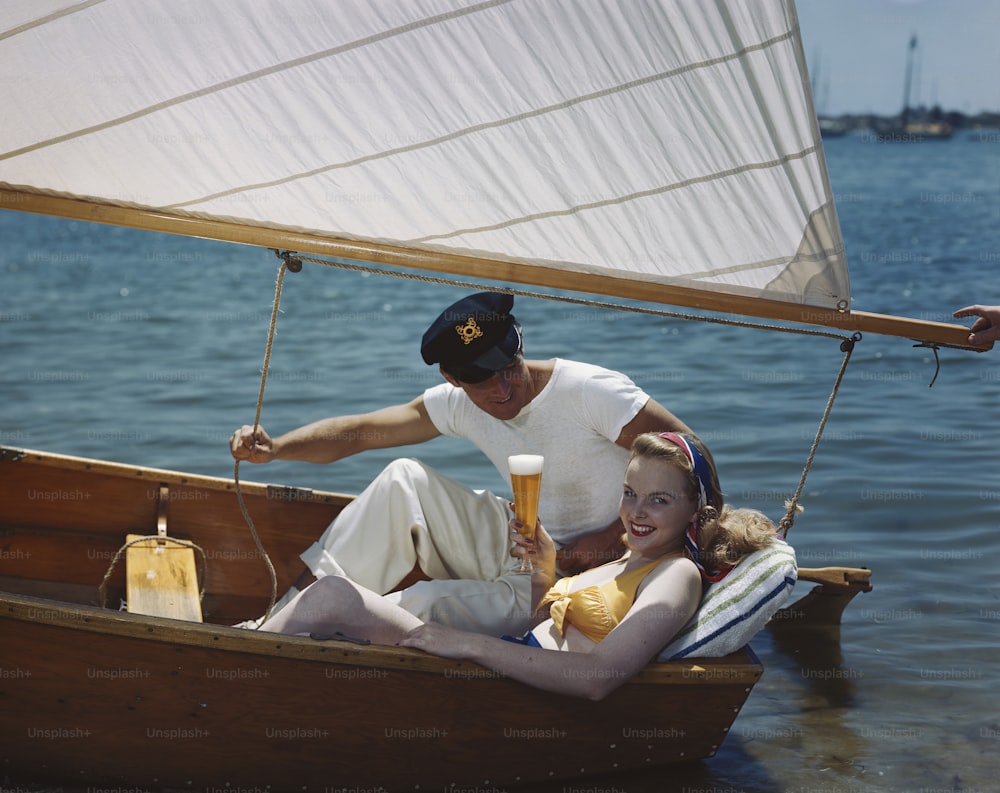 Un homme et une femme assis dans un bateau sur l’eau