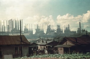 1941년 또는 1942년 단층 주택의 지붕 위로 본 공장 굴뚝의 모습. (사진: 헐튼 아카이브/게티 이미지)