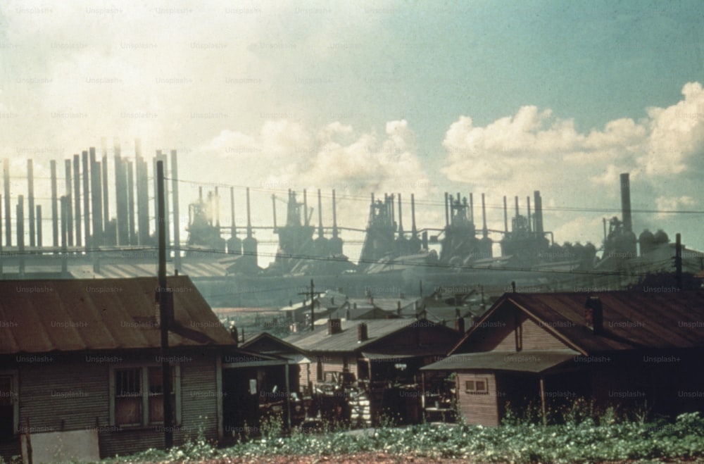Vista de las chimeneas de las fábricas vistas sobre los tejados de las casas de una sola planta, 1941 o 1942. (Foto de Hulton Archive/Getty Images)