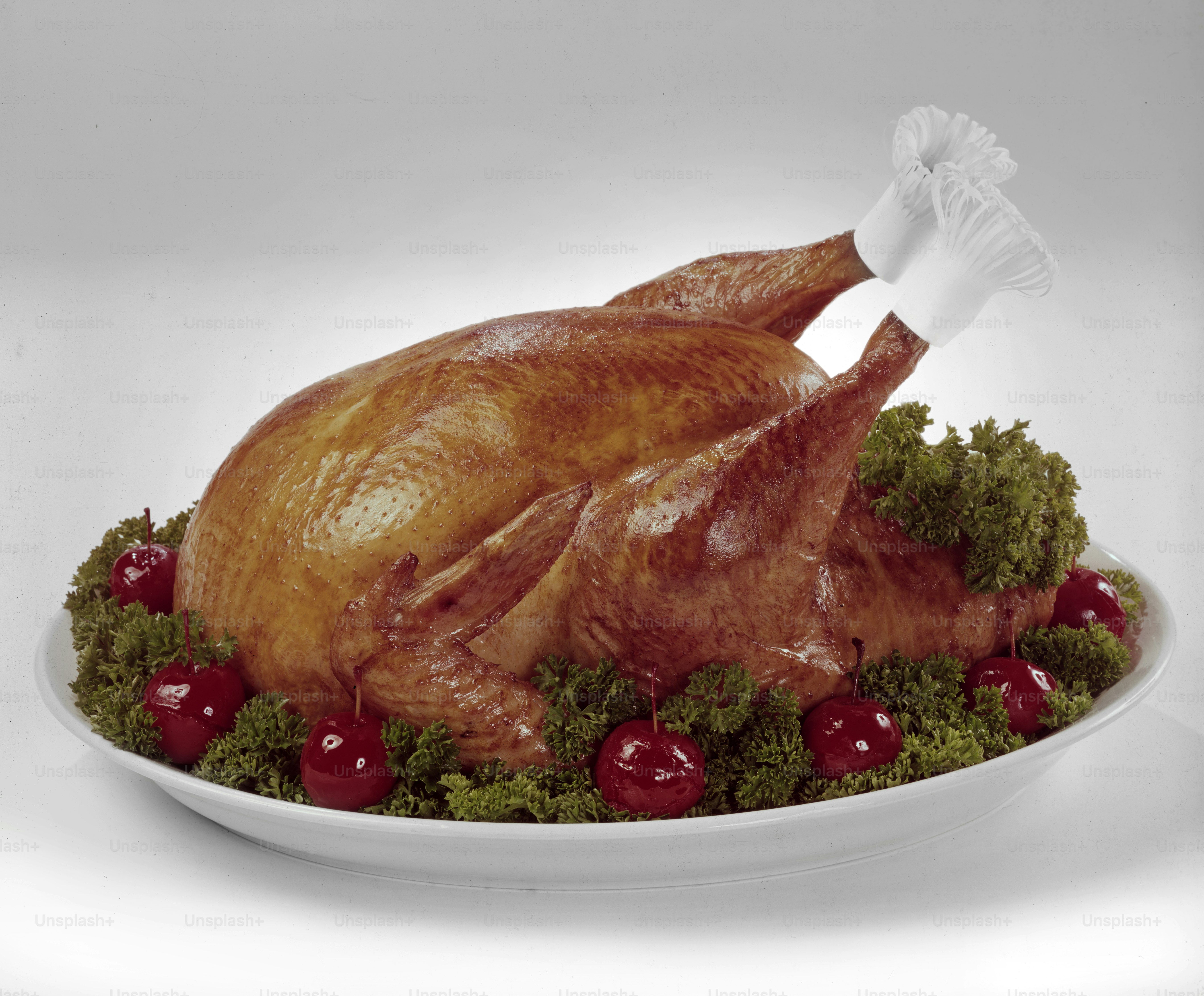 調理された七面鳥の眺め、サービングプラッターにレチューとクラブアップルを添えた、1966年。(写真:Tom Kelley/Getty Images)