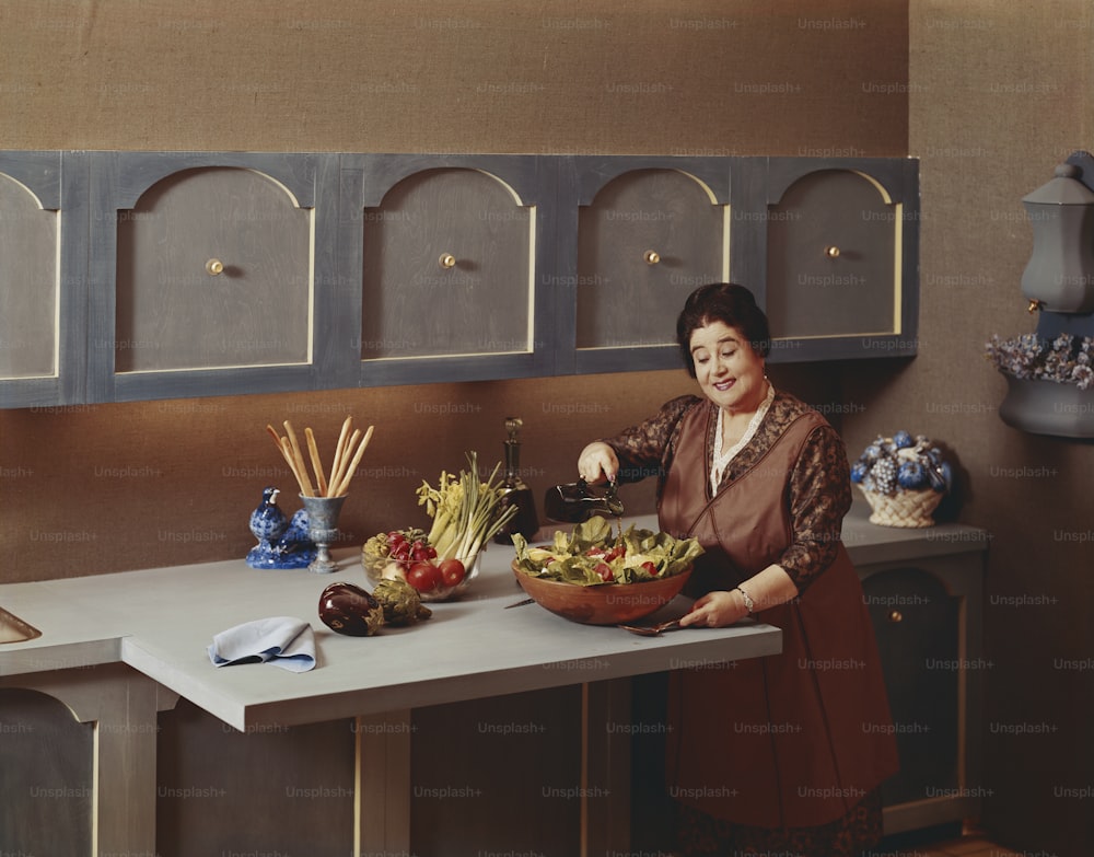 uma mulher em uma cozinha preparando comida em um balcão