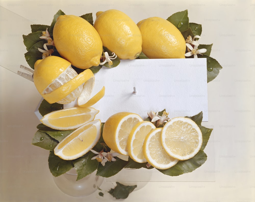 ein Bündel Zitronen, die auf einem Tisch sitzen