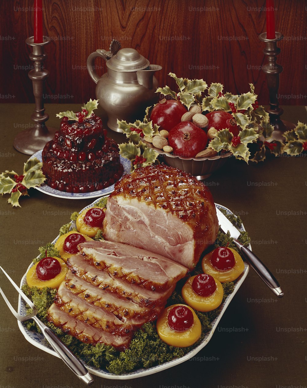 un plateau de viande et de fruits sur une table