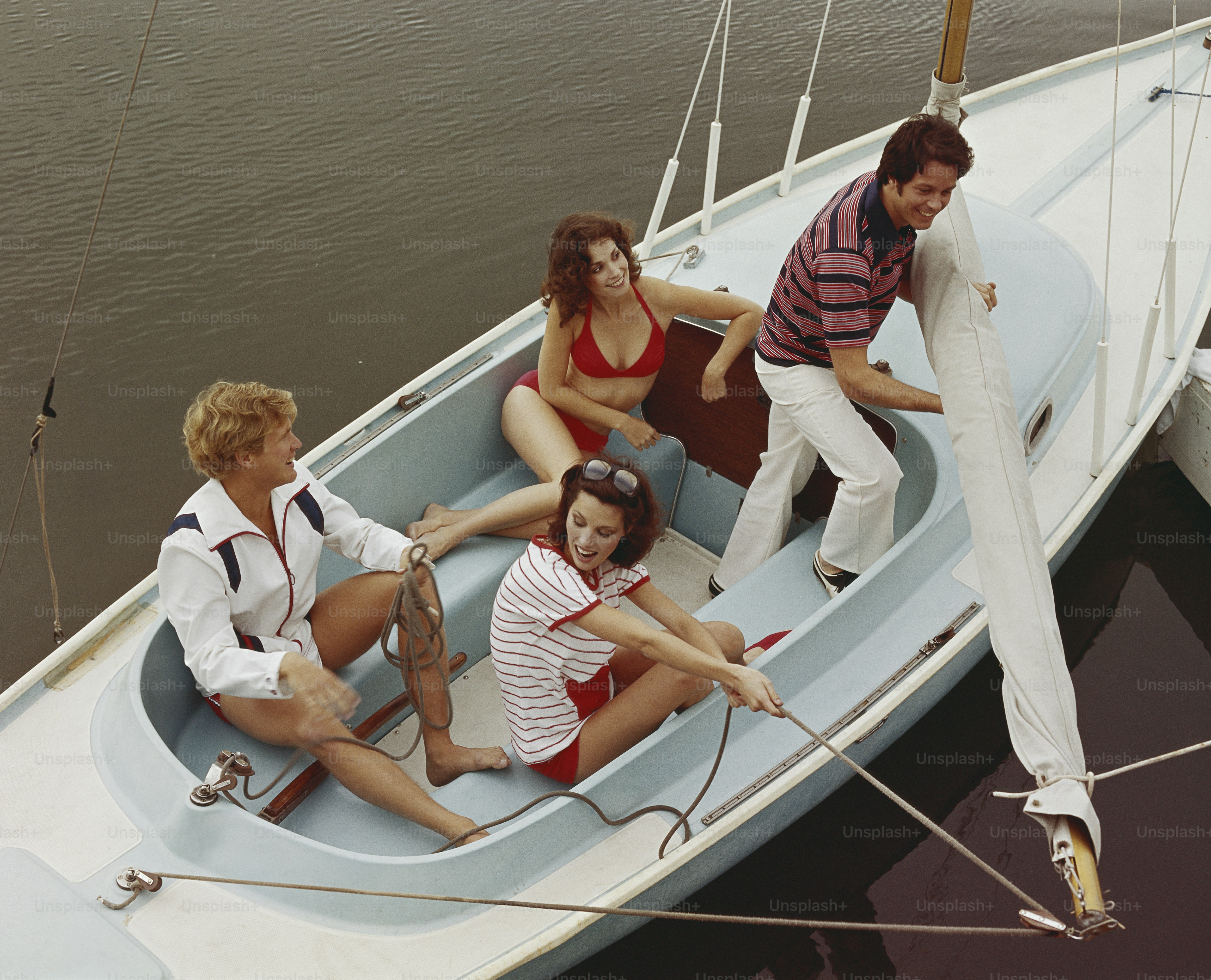 un gruppo di persone su una barca in acqua