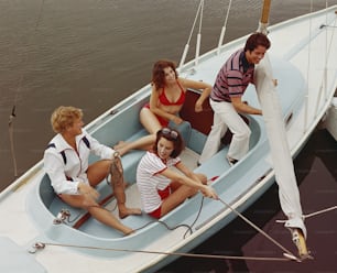 um grupo de pessoas em um barco na água