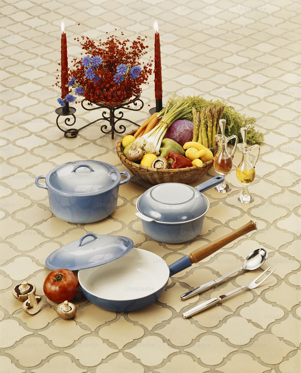 une table surmontée d’un bol de fruits et d’une corbeille de légumes