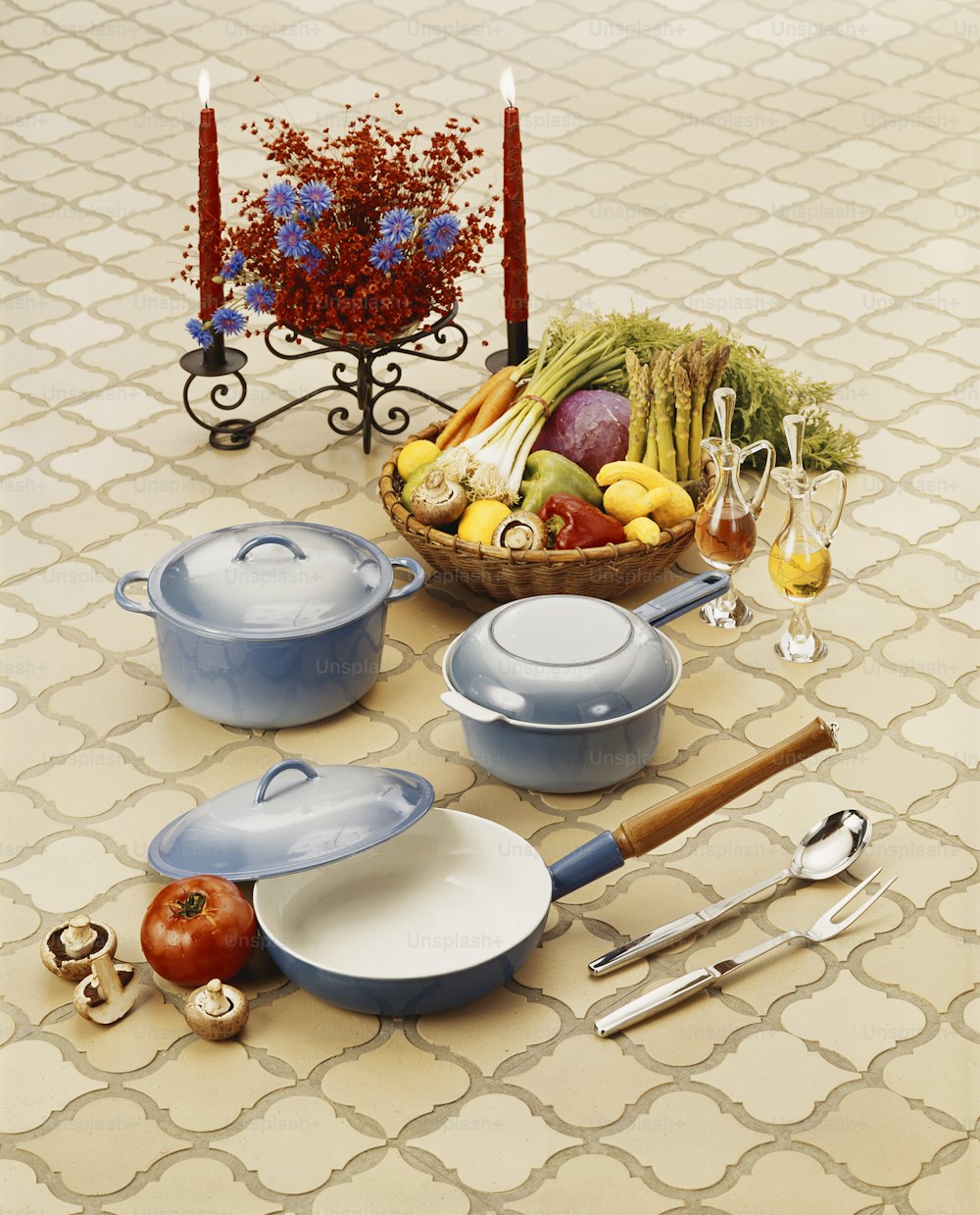 uma mesa coberta com uma tigela de frutas e uma cesta de legumes