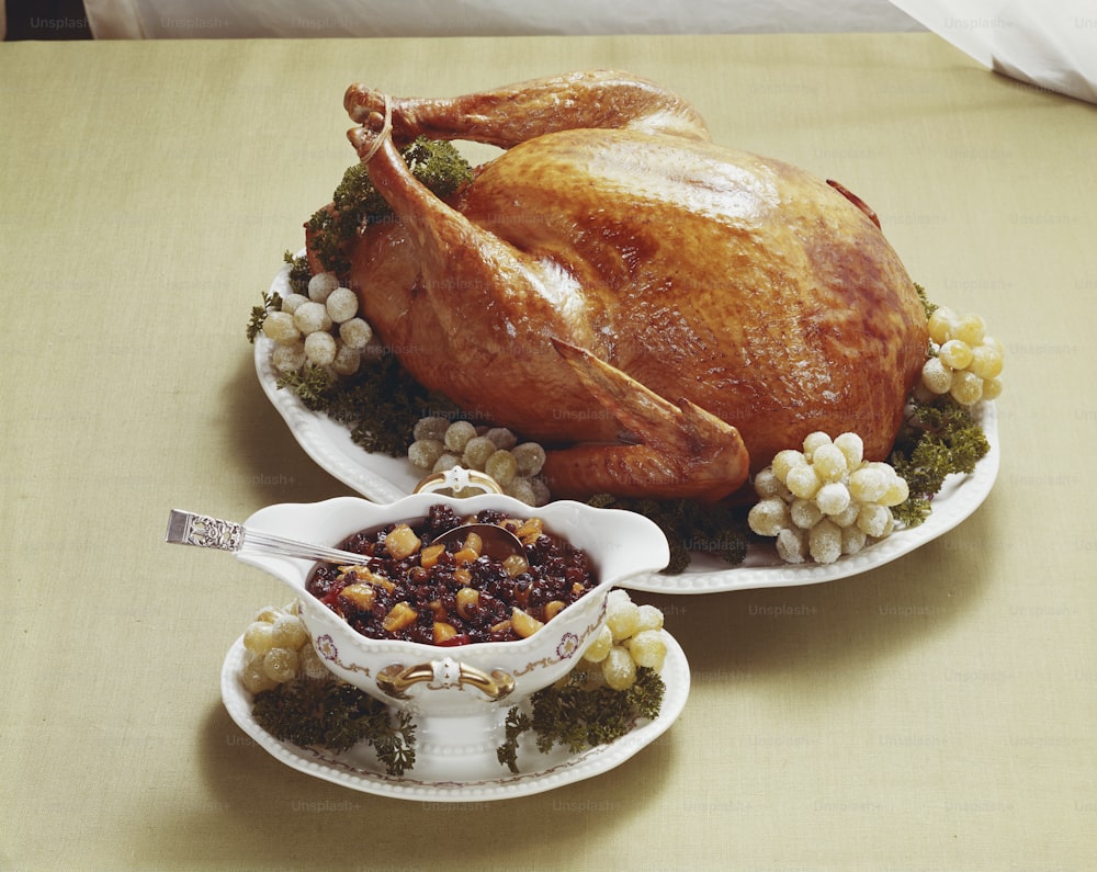 um peru grande sentado em cima de um prato branco