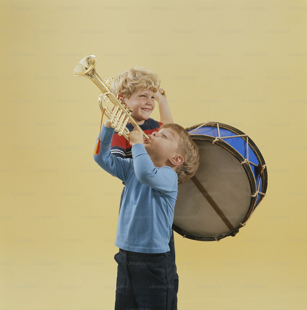 um menino e um menino com um instrumento musical