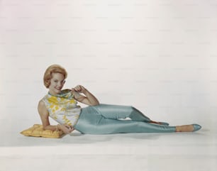 Une femme assise par terre avec une banane à la main