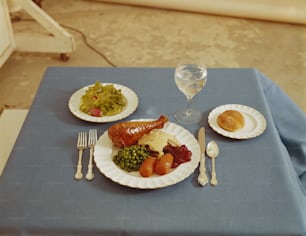 una mesa cubierta con platos de comida y una copa de vino