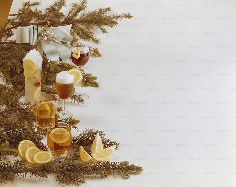 Un árbol de Navidad con rodajas de naranja y copas de vino